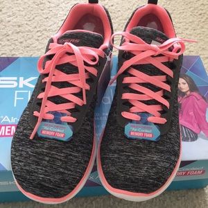 Skechers sneakers, brand new with tag